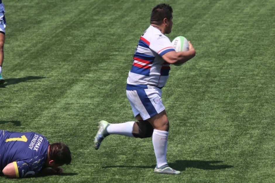 Equipo de Rugby en formación de ataque