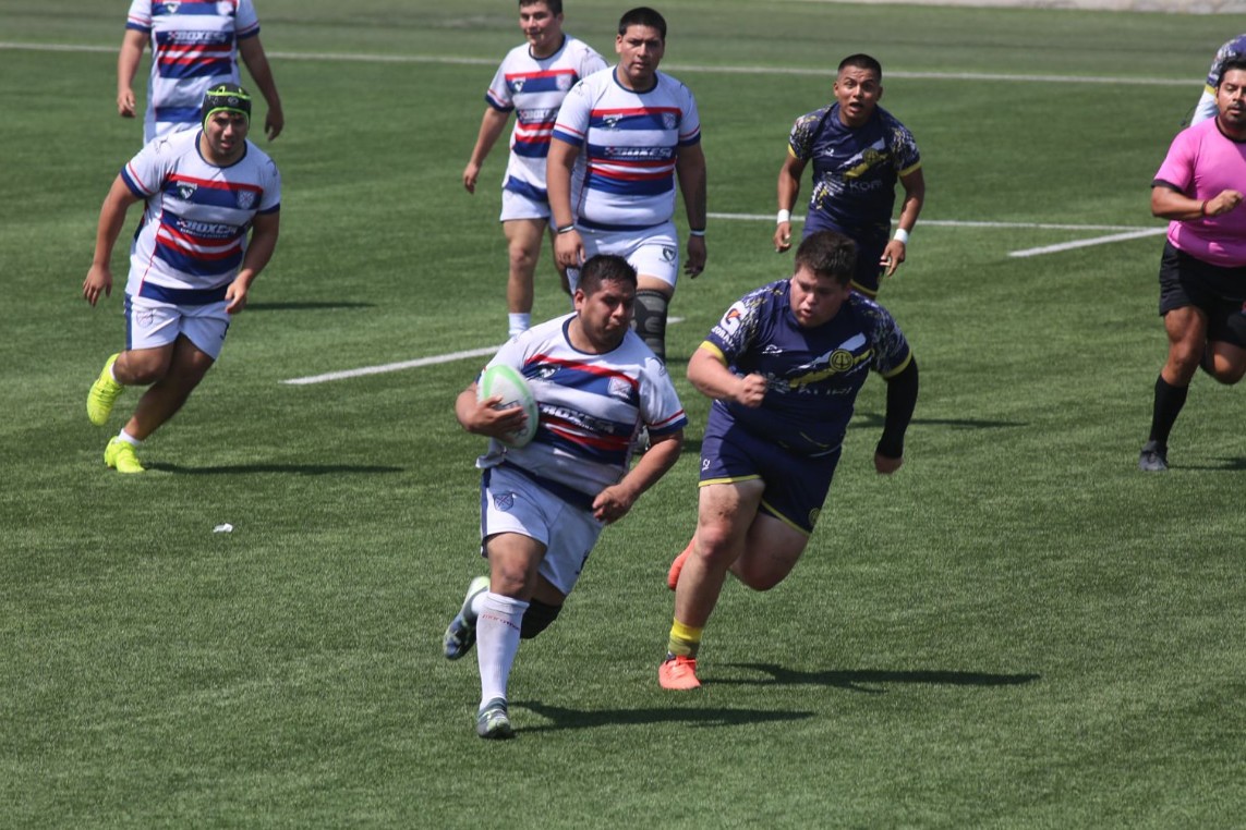 Jugador de Dragones Rugby Club avanzando con el balón