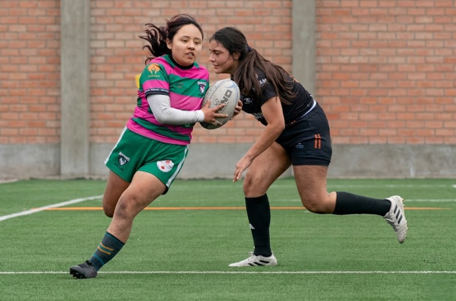 Jugadoras coordinando un avance táctico