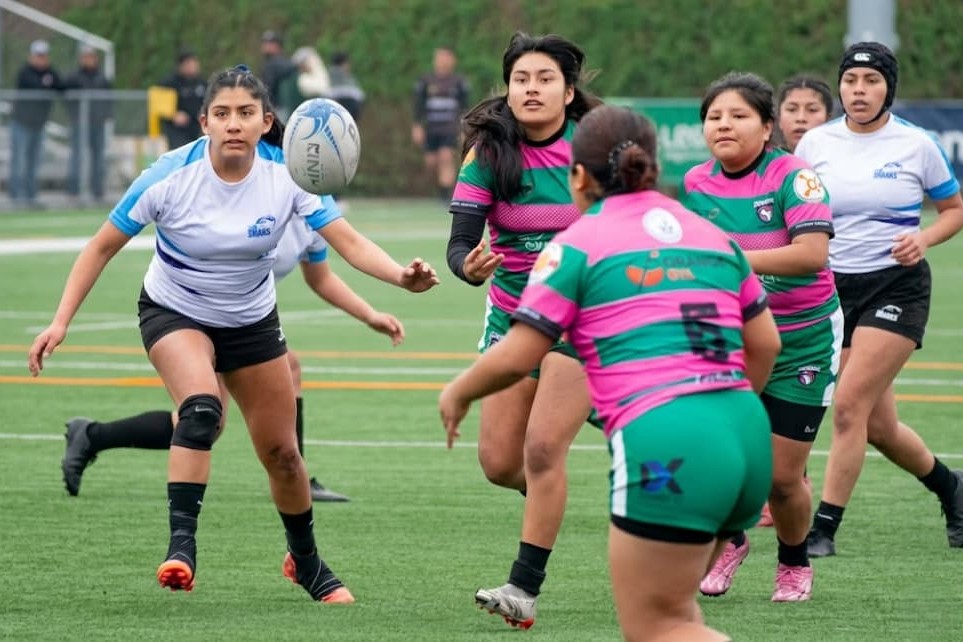 Equipo femenino unido celebrando una jugada