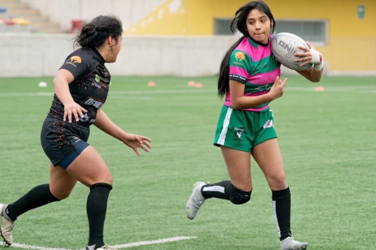 Jugadora de Dragones Rugby Club en sprint